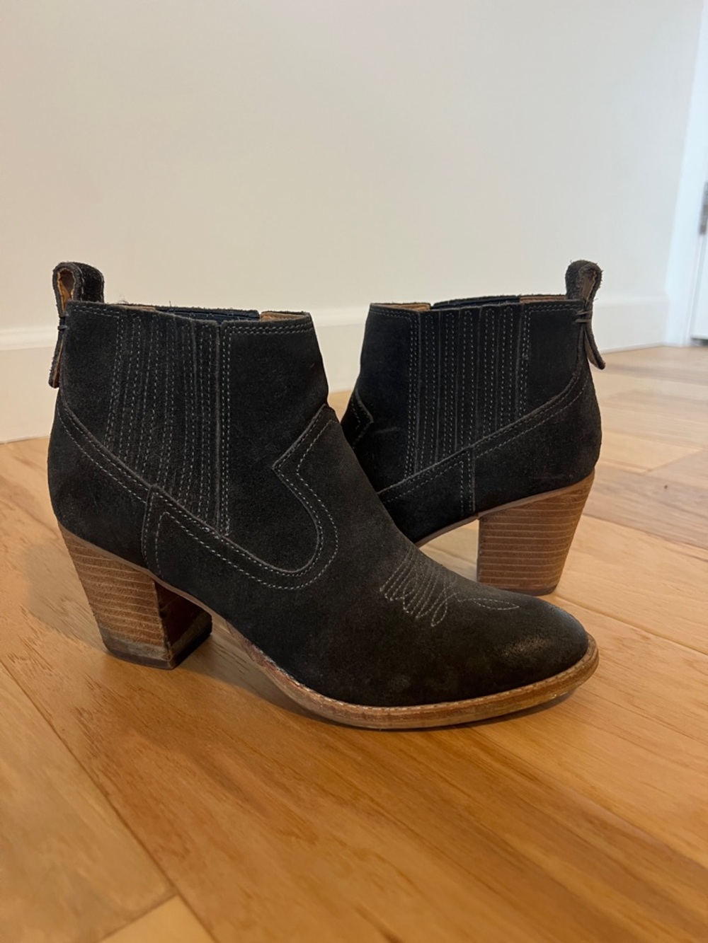 Dolce Vita Charcoal Suede Western Ankle Boot with Stacked Heel Size 7